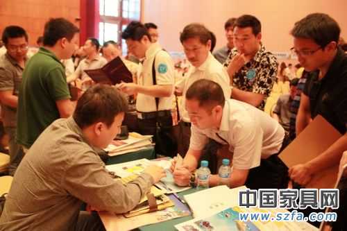 一位家具廠商代表與某家具賣場主動接觸洽談 一位家具廠商代表與某家具賣場主動接觸洽談